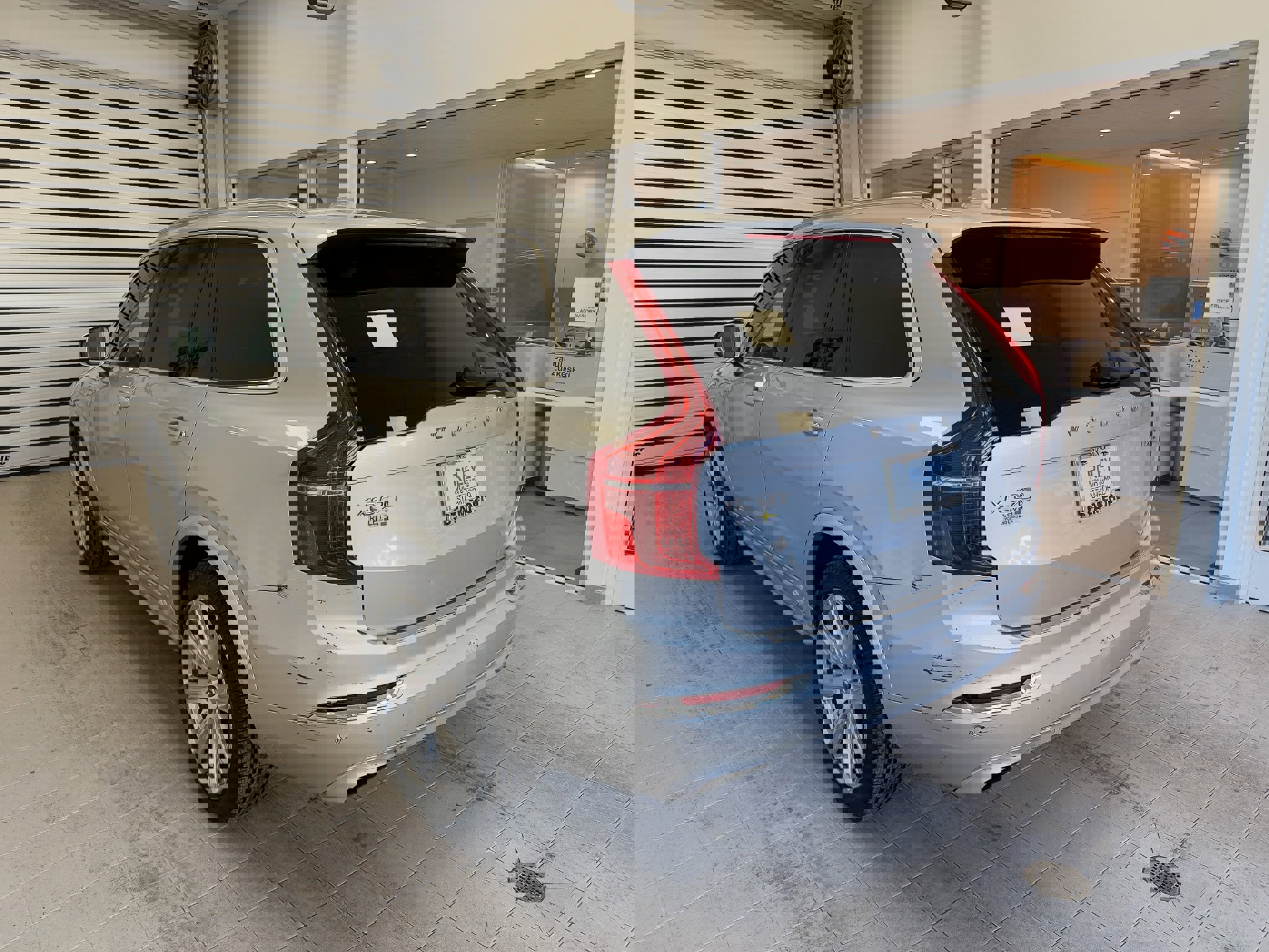 Used 2018 Volvo XC90 T6 Inscription w/ Convenience Package image 4