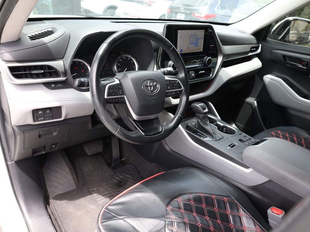 Used 2023 Toyota Highlander LE FWD image 13