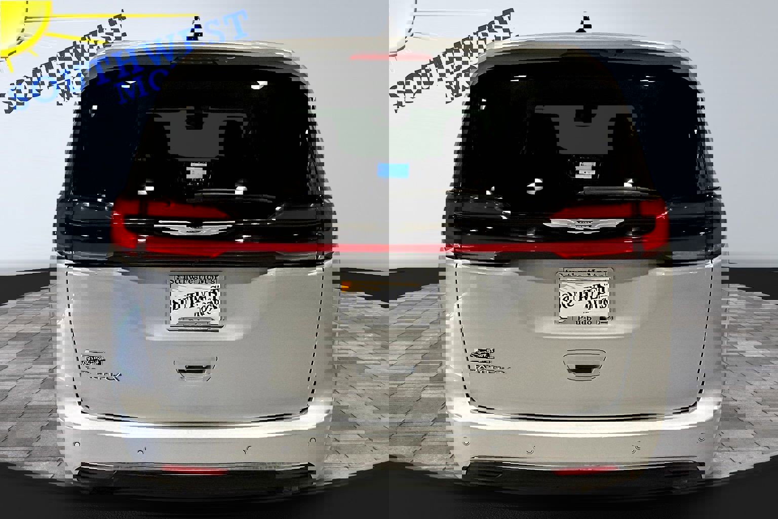 Used 2024 Chrysler Pacifica Touring-L image 5