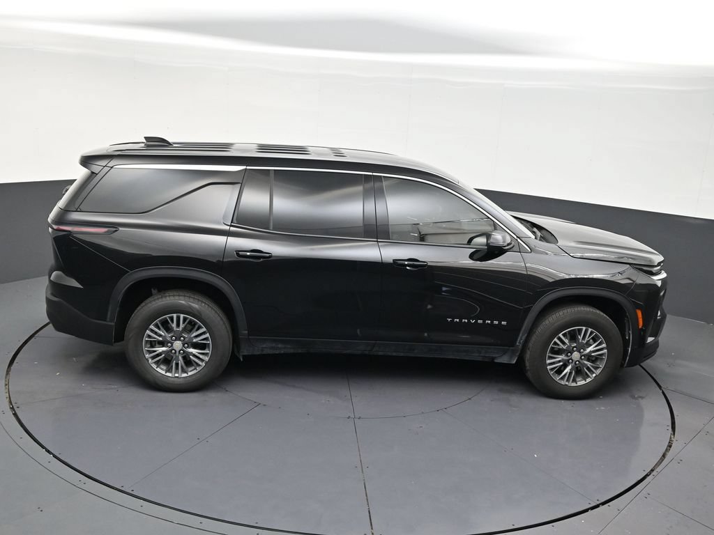 Used 2025 Chevrolet Traverse LT FWD image 16