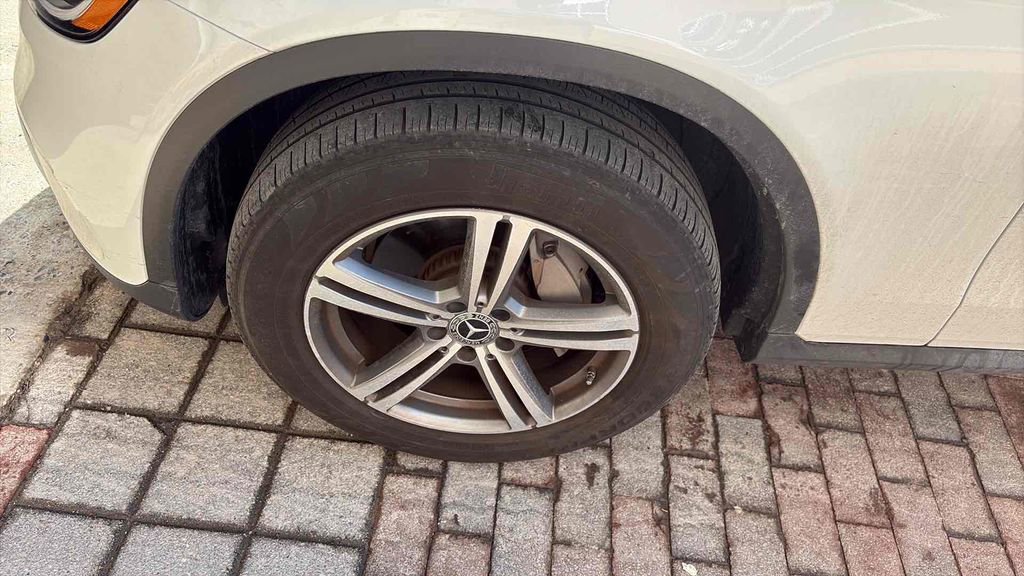 Used 2020 Mercedes-Benz GLC 300 4MATIC image 9