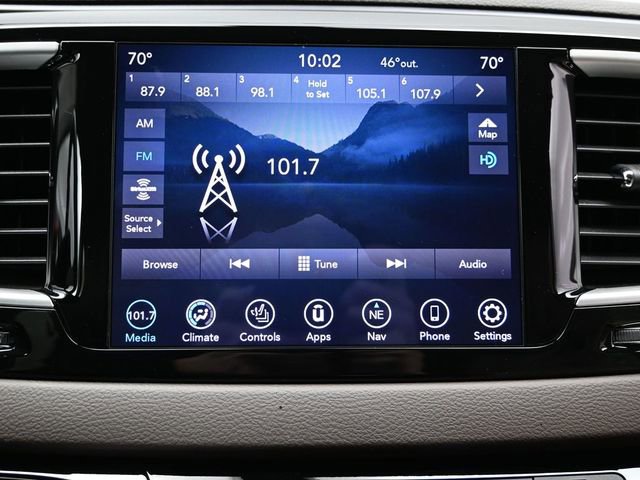 Used 2020 Chrysler Pacifica Touring-L w/ Tire & Wheel Group image 33