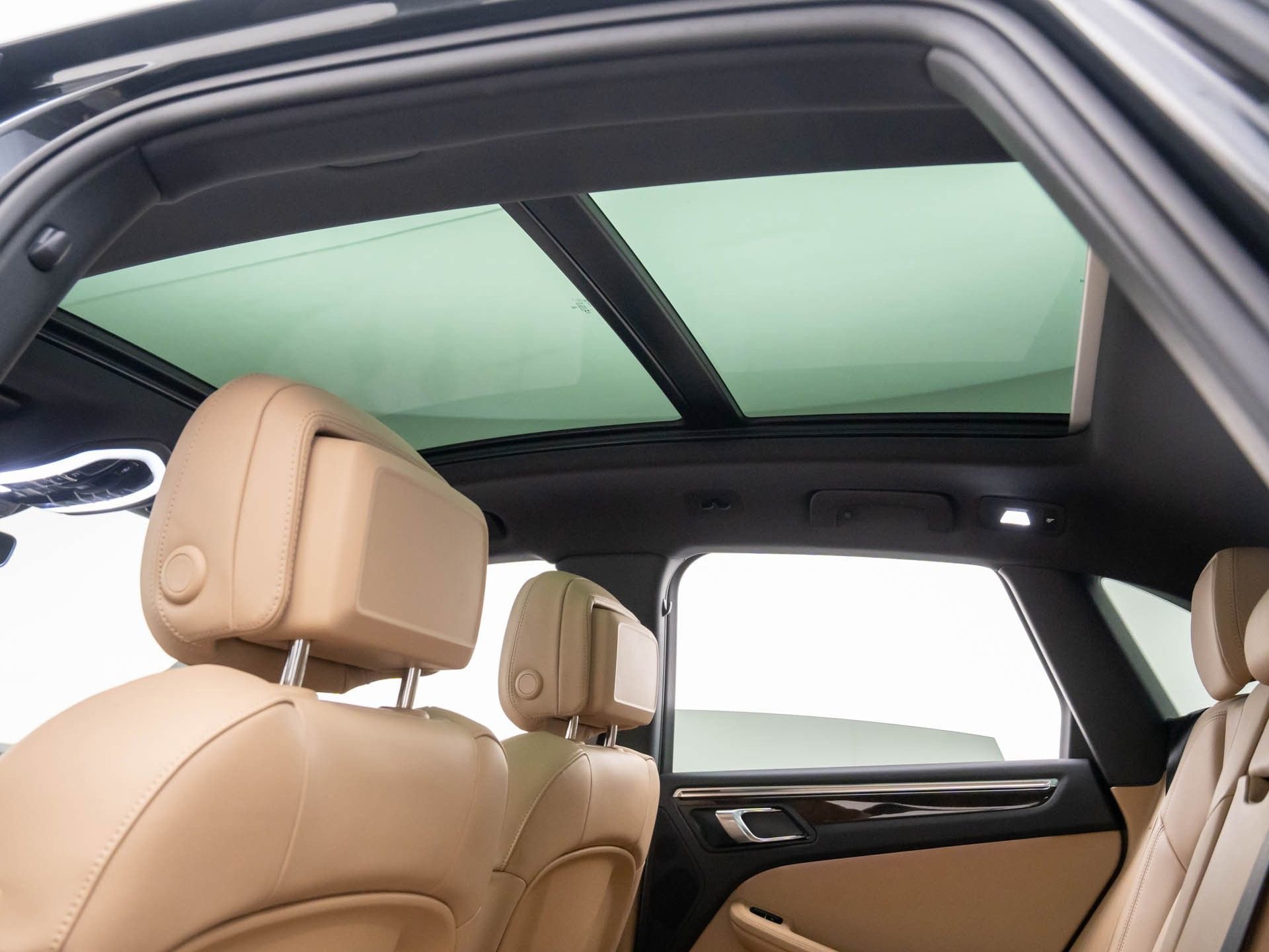 Certified 2025 Porsche Macan image 16