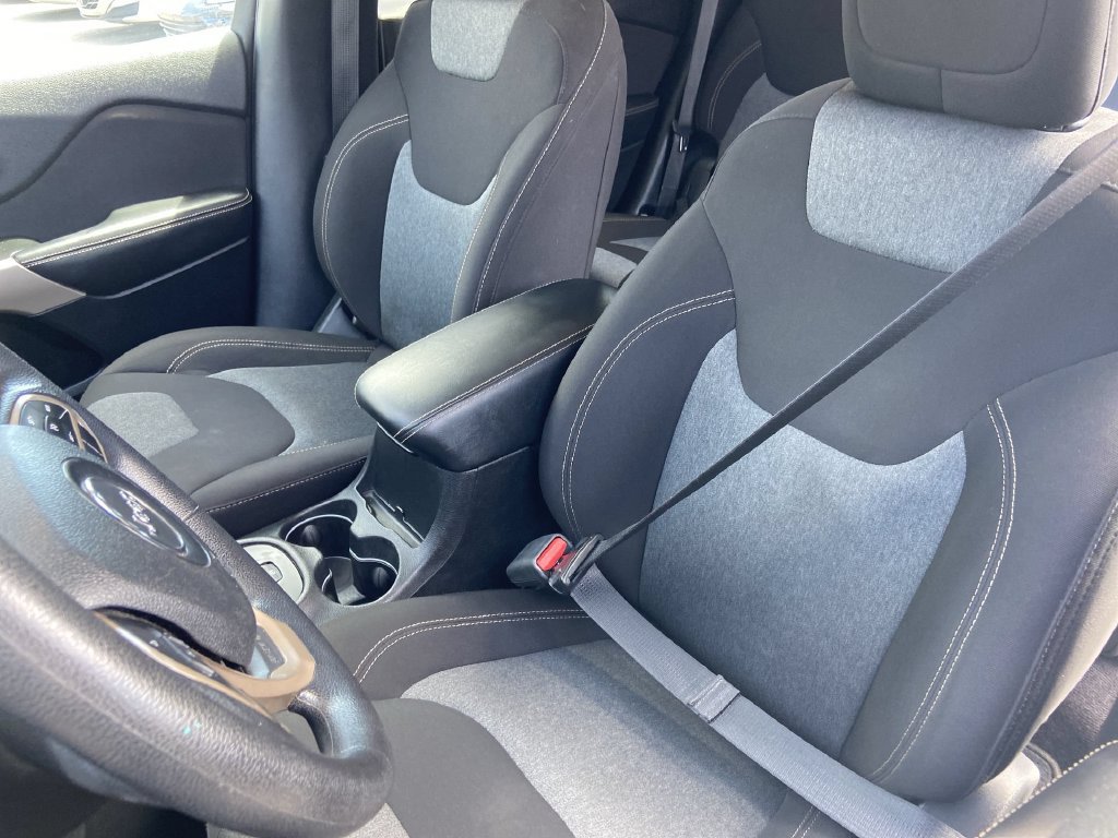 Used 2018 Jeep Cherokee Latitude w/ Safety Group FWD image 14