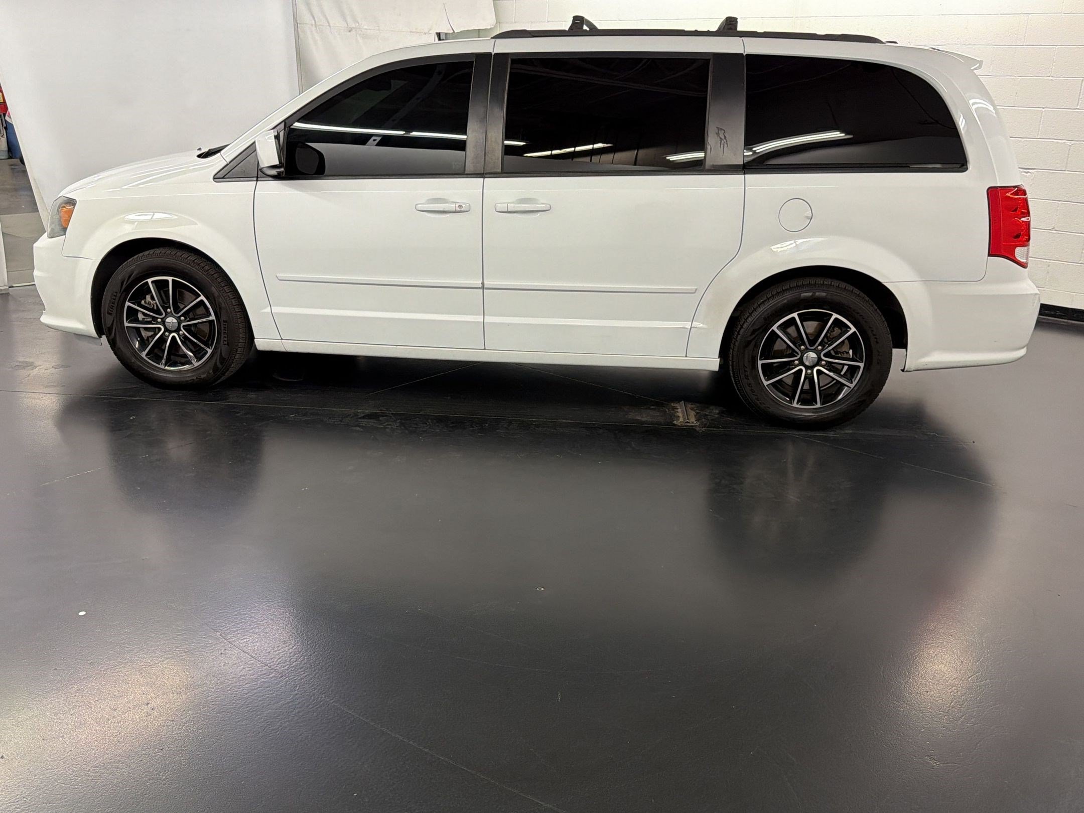 Used 2017 Dodge Grand Caravan GT FWD image 2