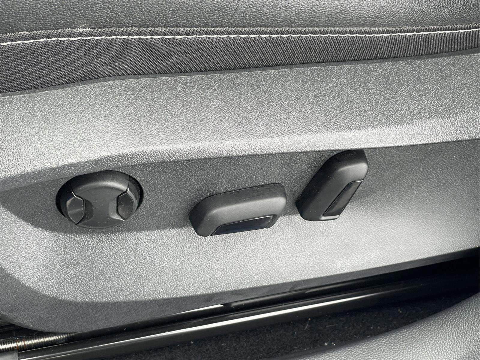 Used 2023 Volkswagen Taos SE w/ Black Wheel Package image 22