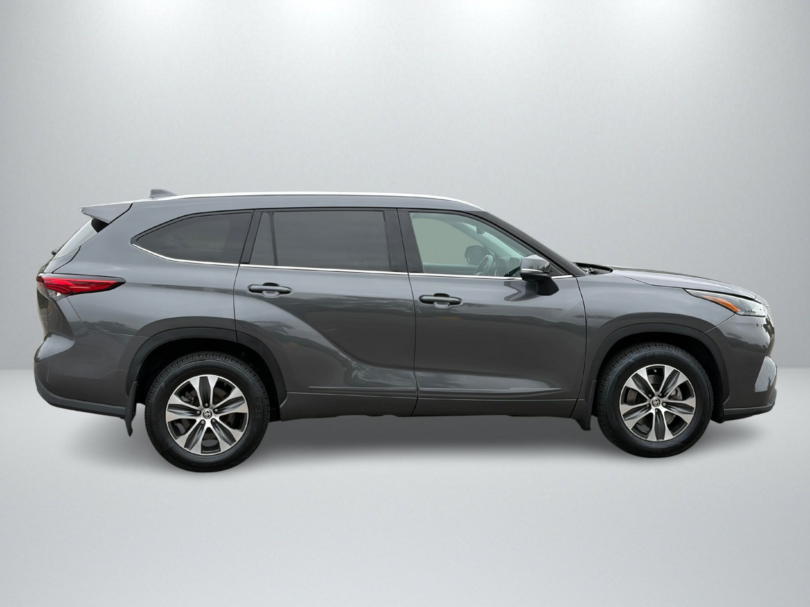Used 2021 Toyota Highlander XLE AWD/4WD image 6