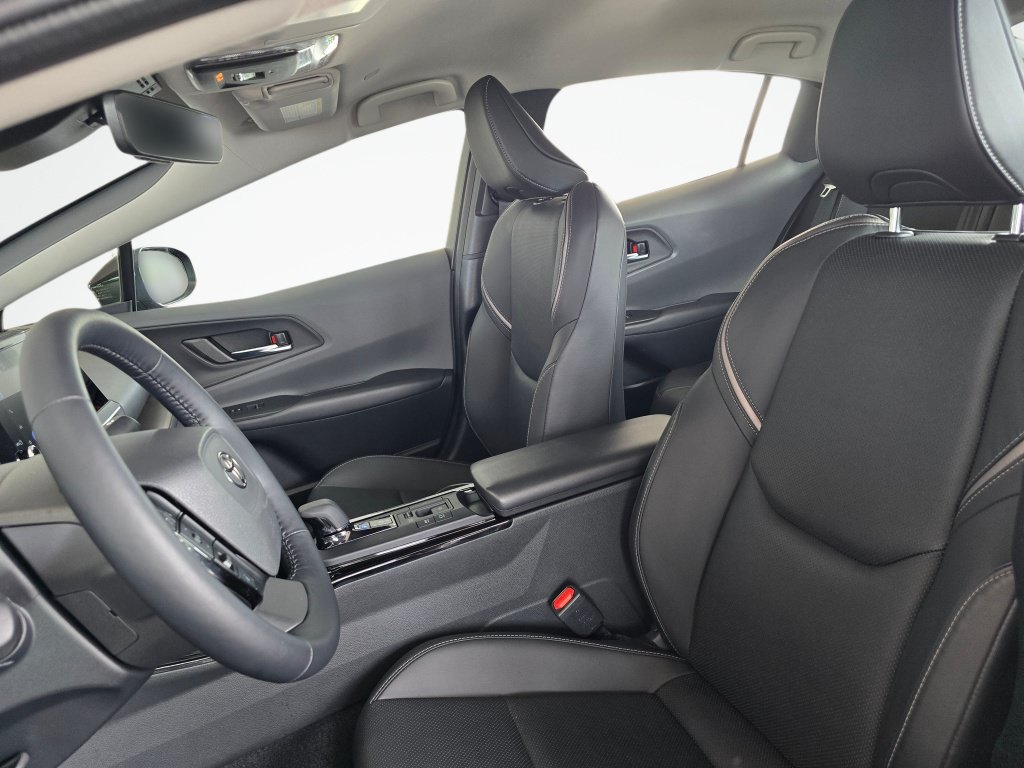 Used 2025 Toyota Prius XLE AWD/4WD image 18