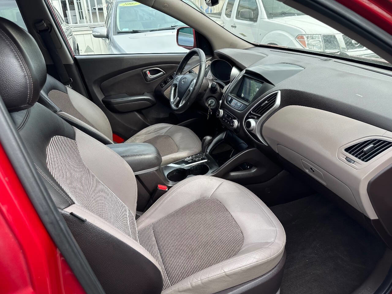 Used 2011 Hyundai Tucson GLS image 17