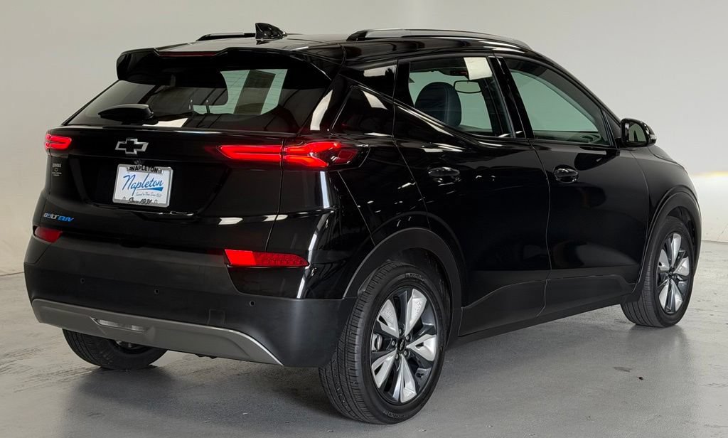 Used 2022 Chevrolet Bolt EUV LT w/ Convenience Package FWD image 3