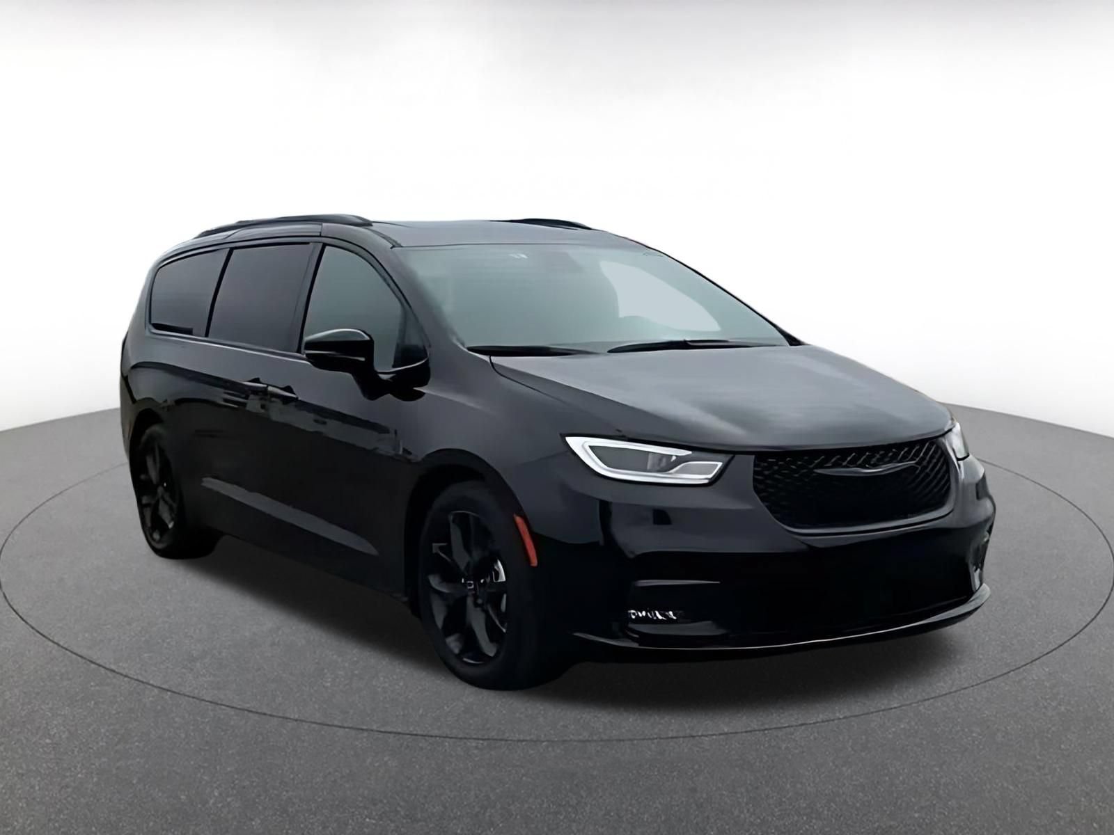 Used 2025 Chrysler Pacifica Limited FWD image 3