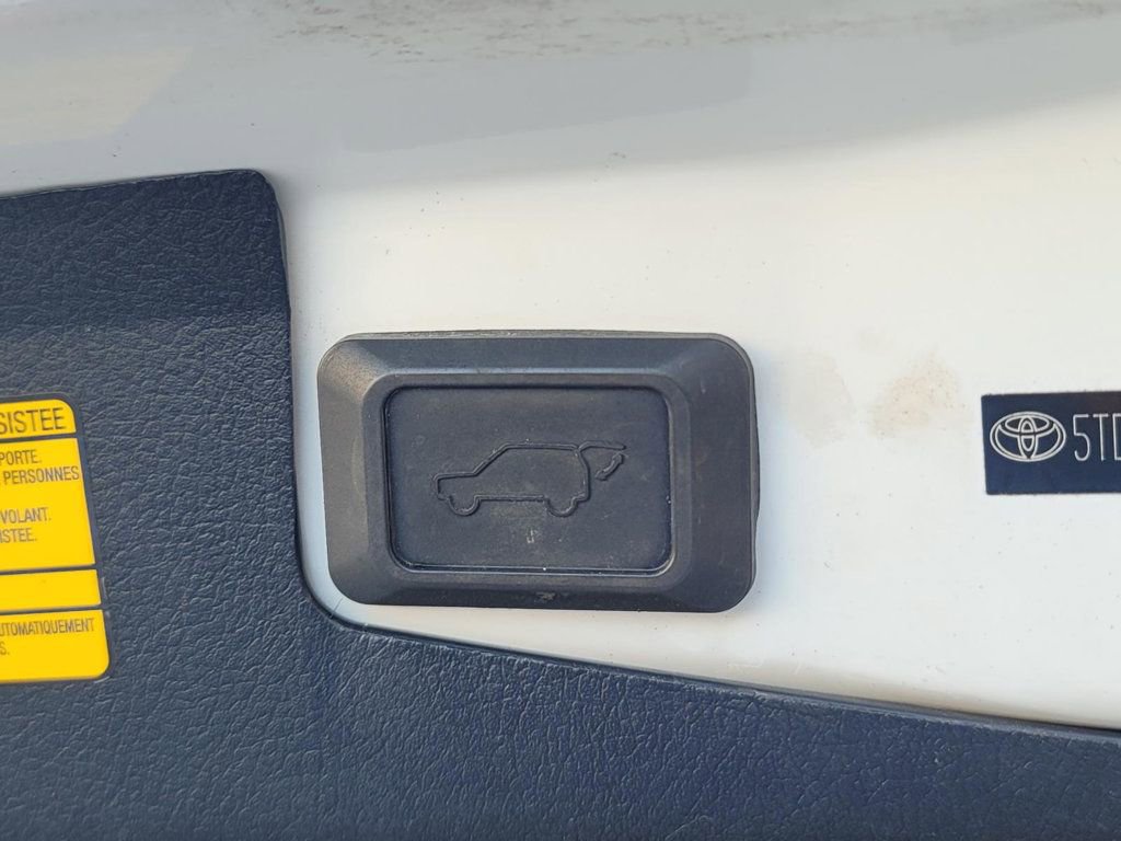 Used 2011 Toyota Highlander SE w/ Tow Pkg FWD image 14