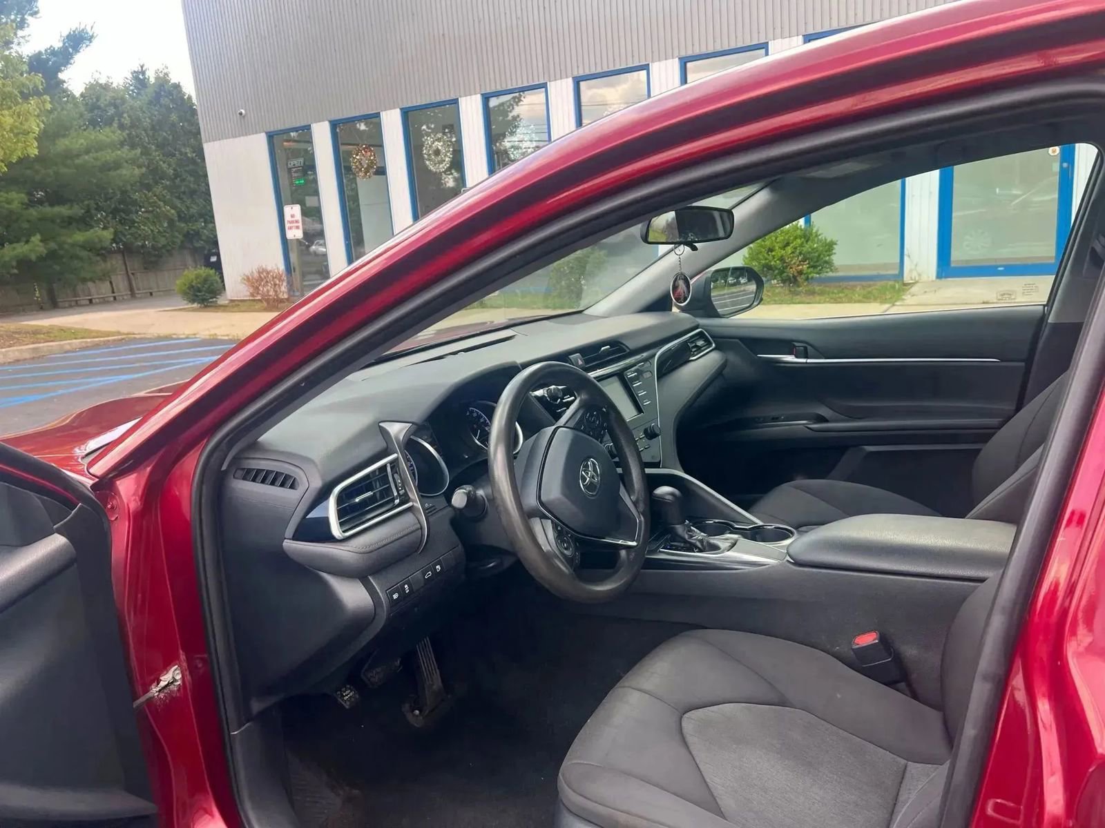 Used 2018 Toyota Camry LE image 12