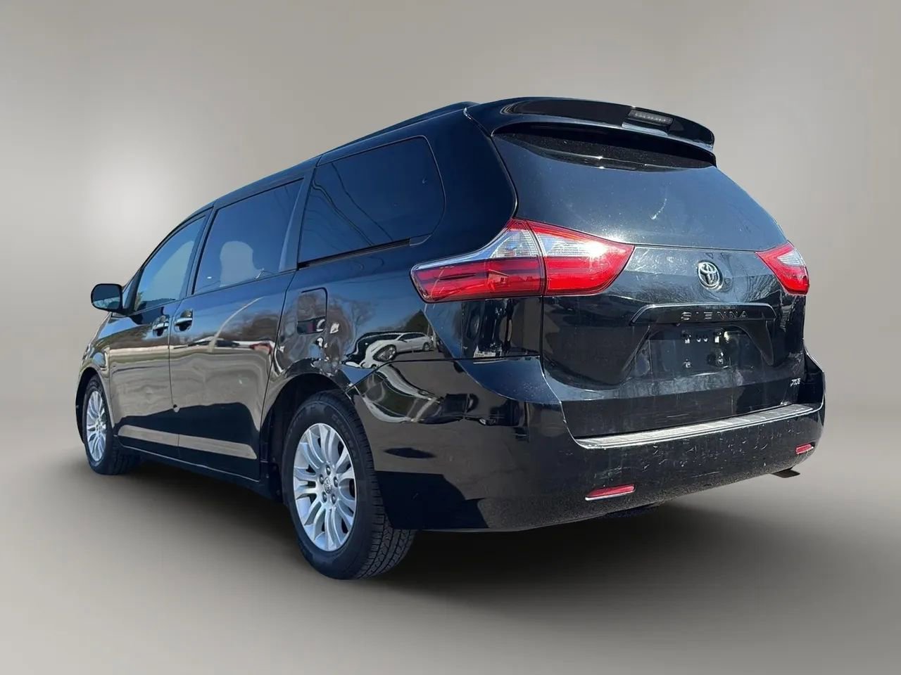 Used 2015 Toyota Sienna XLE image 5
