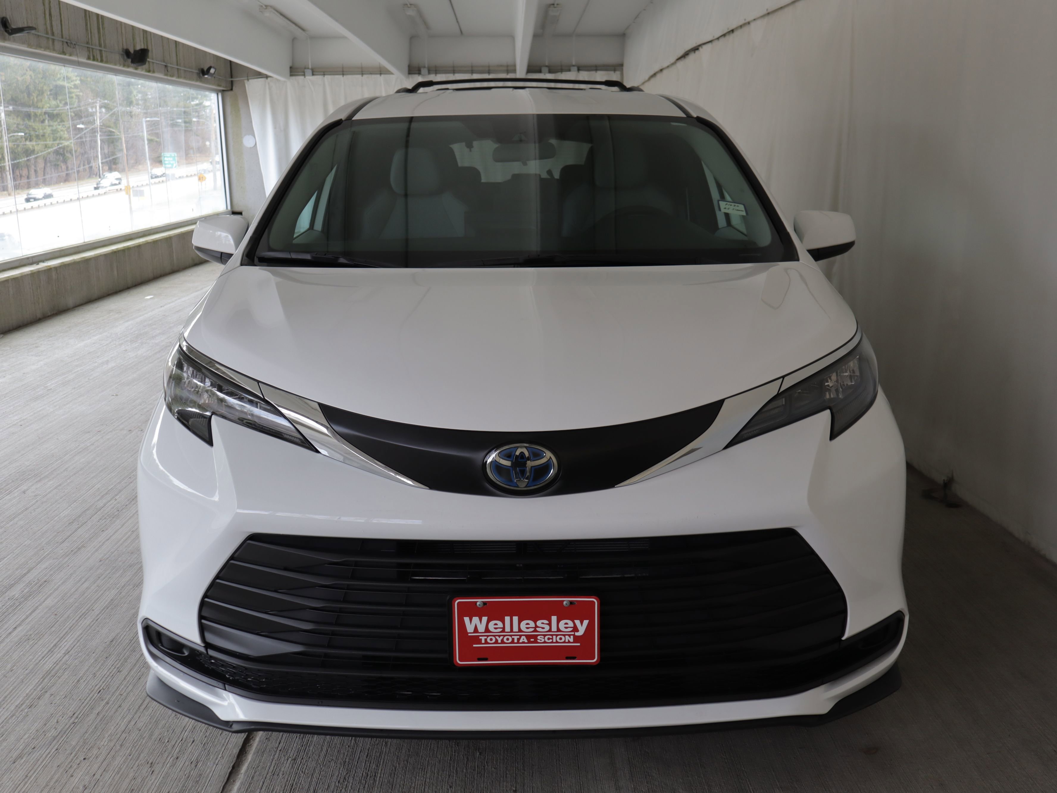 Used 2025 Toyota Sienna LE image 3