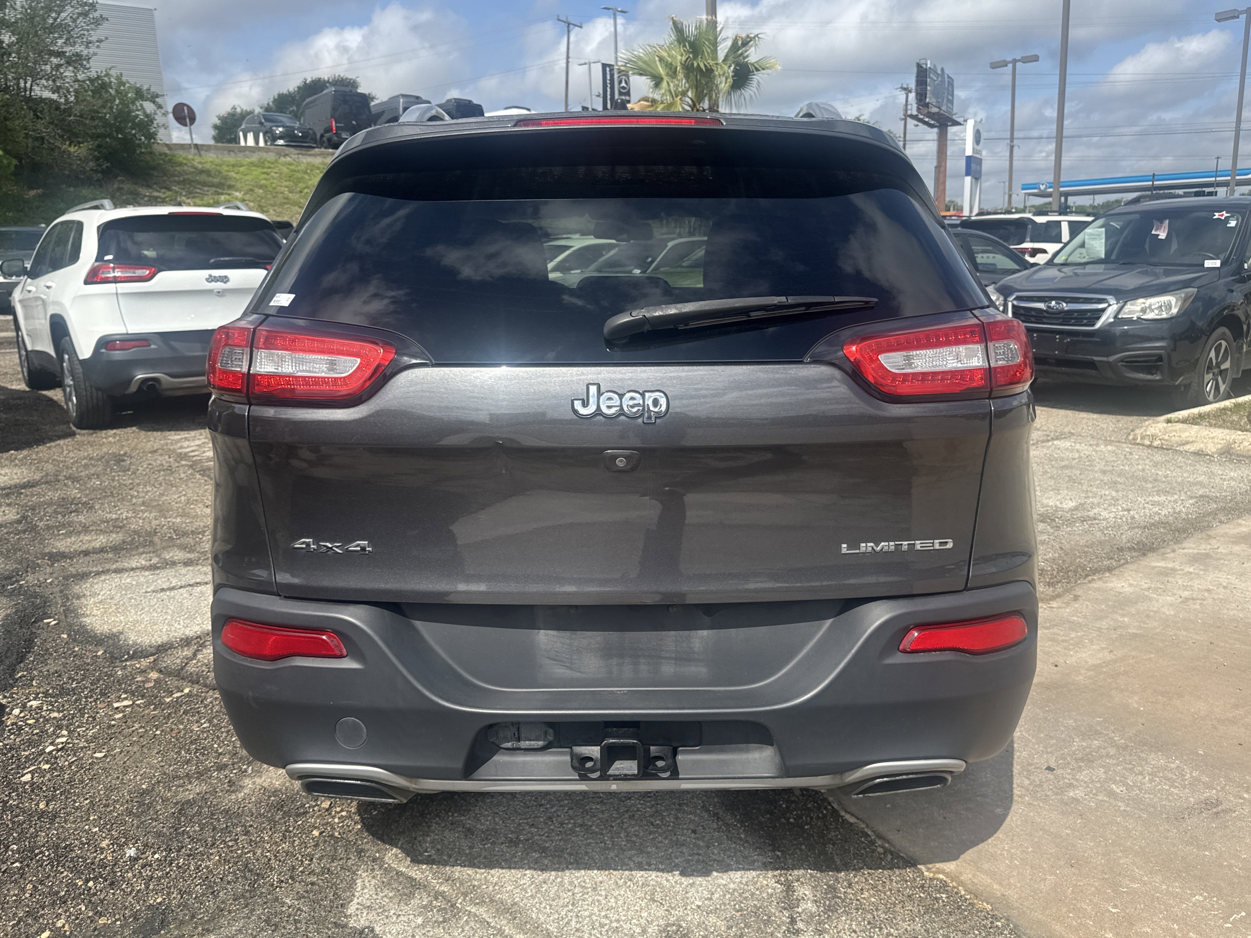 Used 2015 Jeep Cherokee Limited w/ Luxury Group AWD/4WD image 4