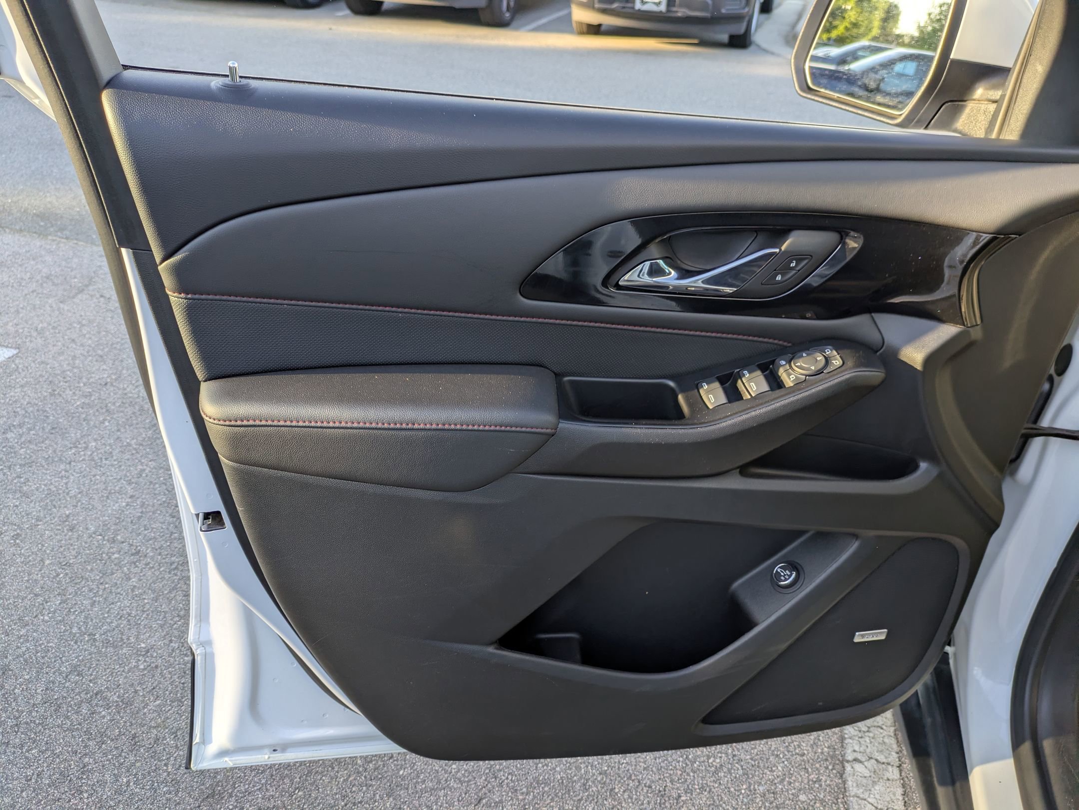 Used 2023 Chevrolet Traverse RS FWD image 15