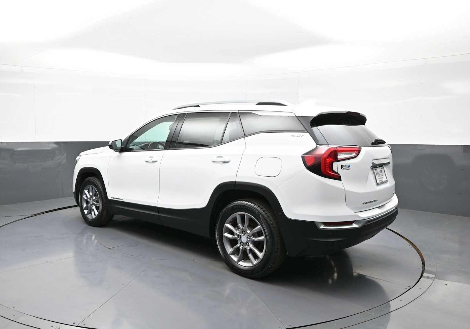 Used 2022 GMC Terrain SLT w/ Infotainment Package II AWD/4WD image 8