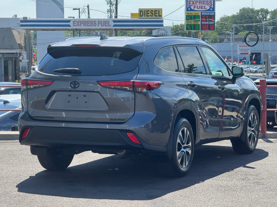 Used 2021 Toyota Highlander XLE AWD/4WD image 12