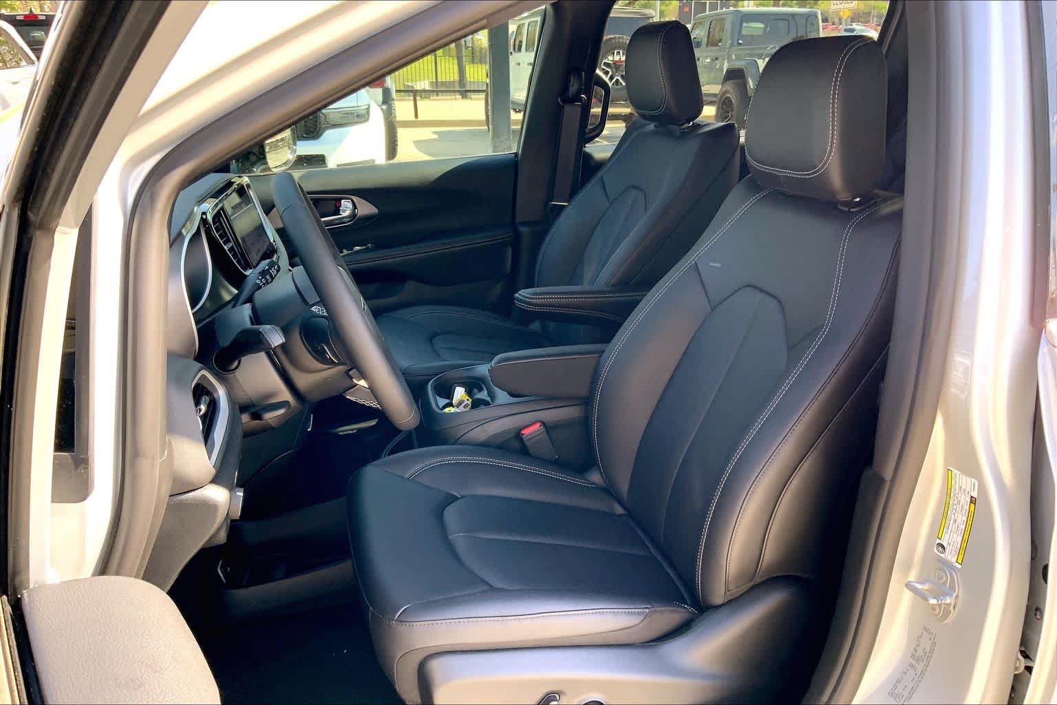 New 2026 Chrysler Voyager LX FWD image 7