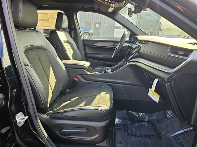 New 2025 Jeep Grand Cherokee Altitude image 15