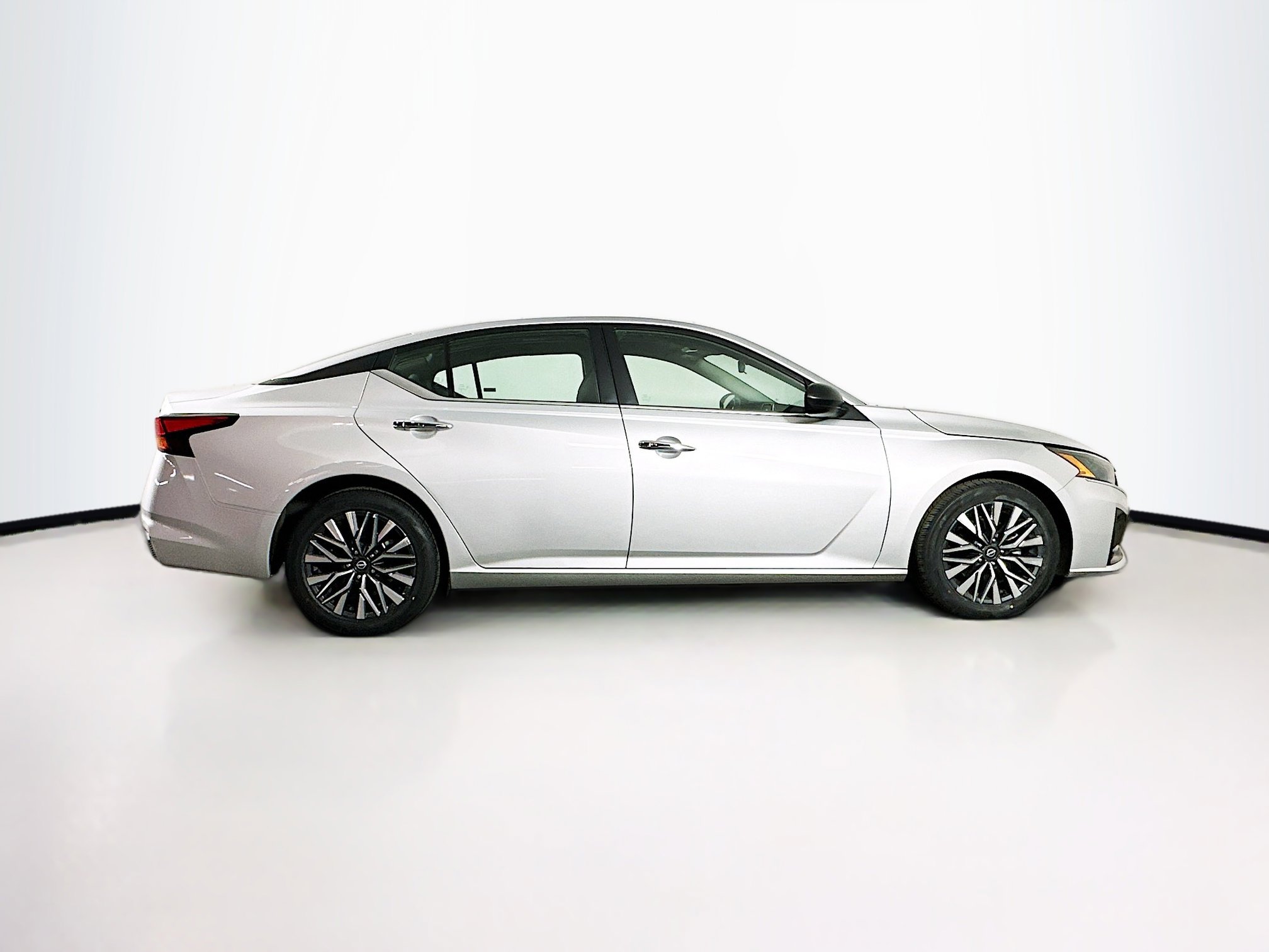 Used 2024 Nissan Altima 2.5 SV image 10