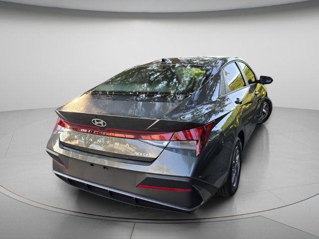 Used 2025 Hyundai Elantra SE FWD image 6