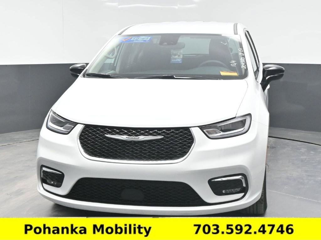 Used 2024 Chrysler Pacifica Touring-L image 6