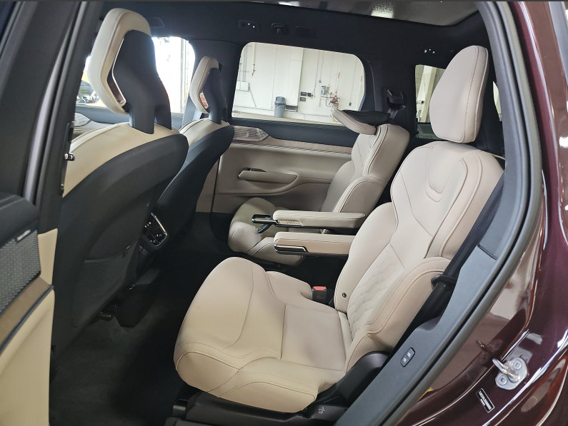 Used 2025 Volvo EX90 Ultra AWD/4WD image 8