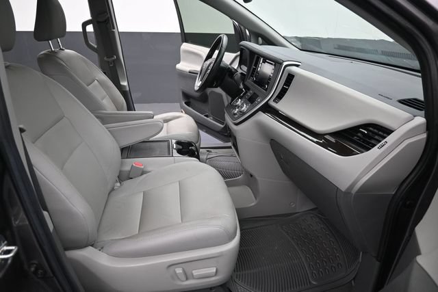 Used 2020 Toyota Sienna XLE FWD image 16