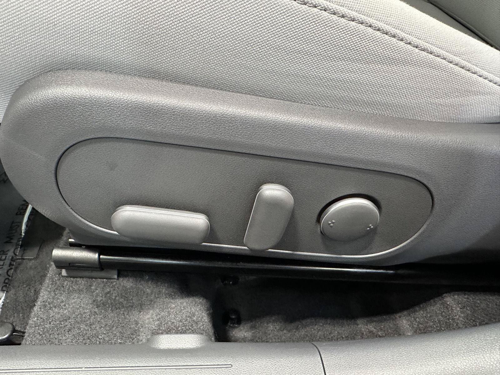 Certified 2024 Hyundai Kona SEL AWD/4WD image 17