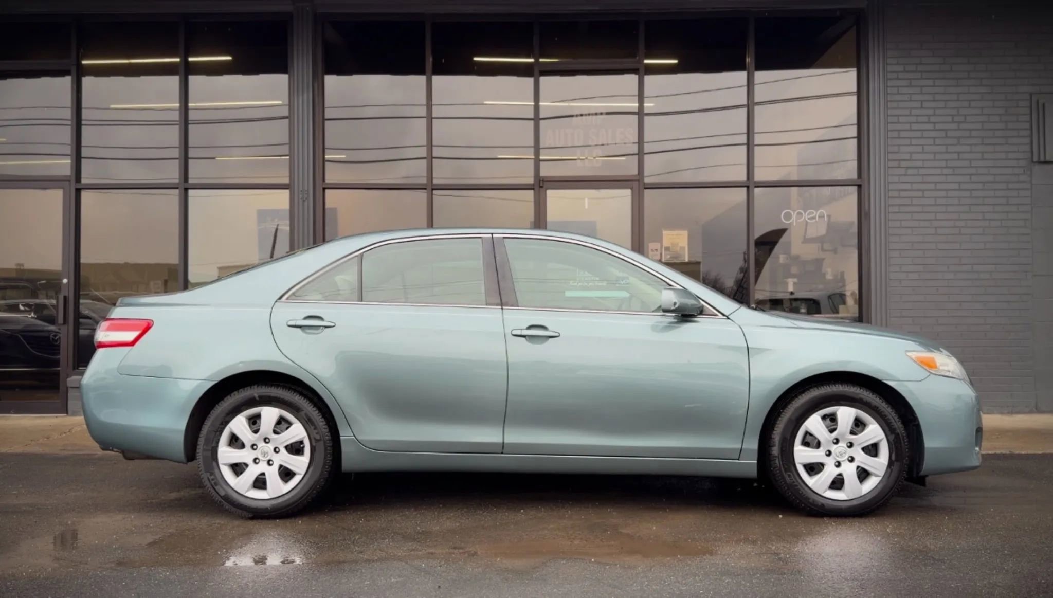 Used 2010 Toyota Camry image 2