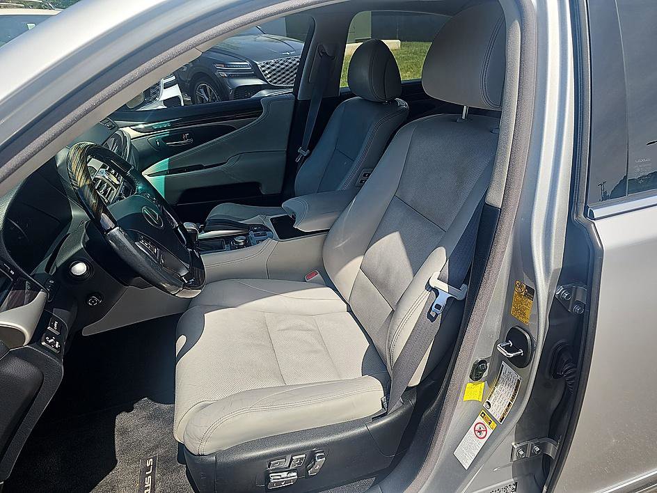 Used 2014 Lexus LS 460 w/ Comfort Package image 16