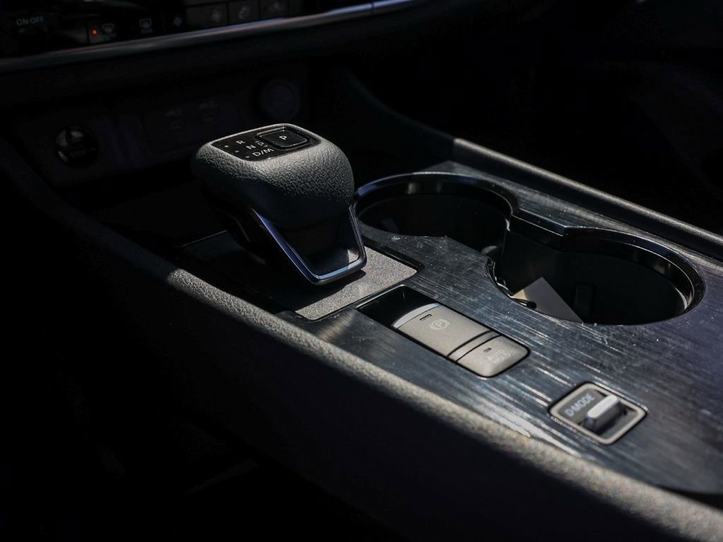 Used 2025 Nissan Rogue SV image 31