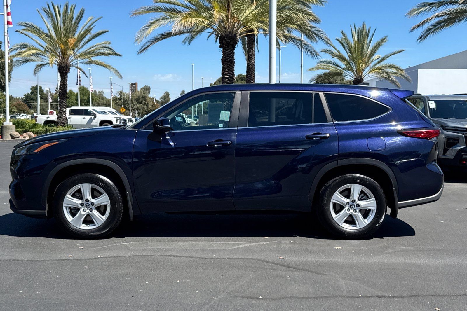 Used 2023 Toyota Highlander LE AWD/4WD image 6