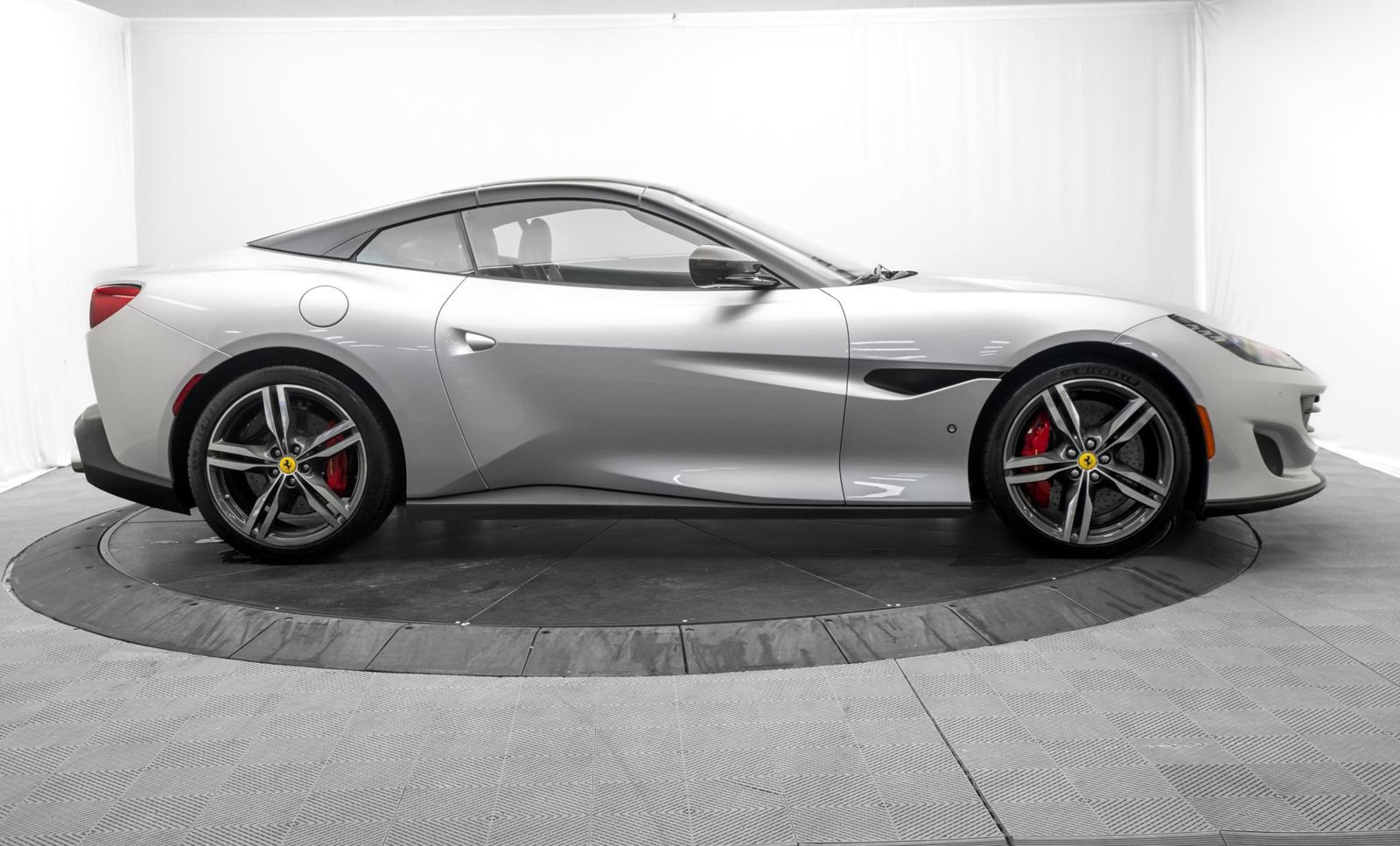 Used 2019 Ferrari Portofino RWD image 16