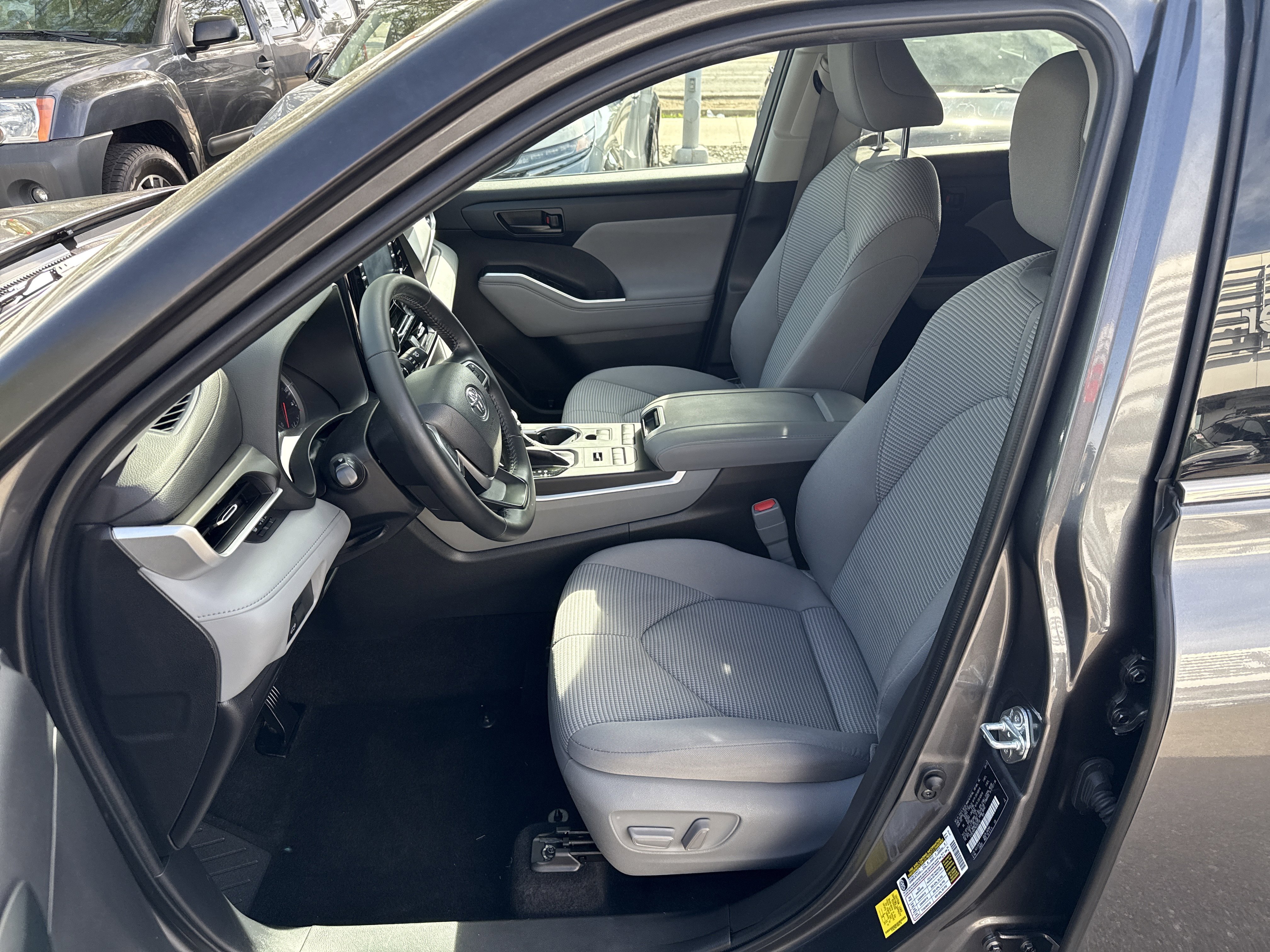 Used 2022 Toyota Highlander LE AWD/4WD image 18