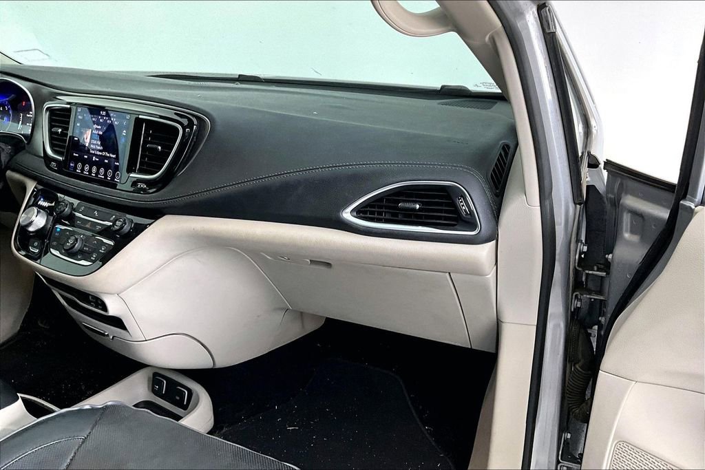 Used 2018 Chrysler Pacifica Limited image 19