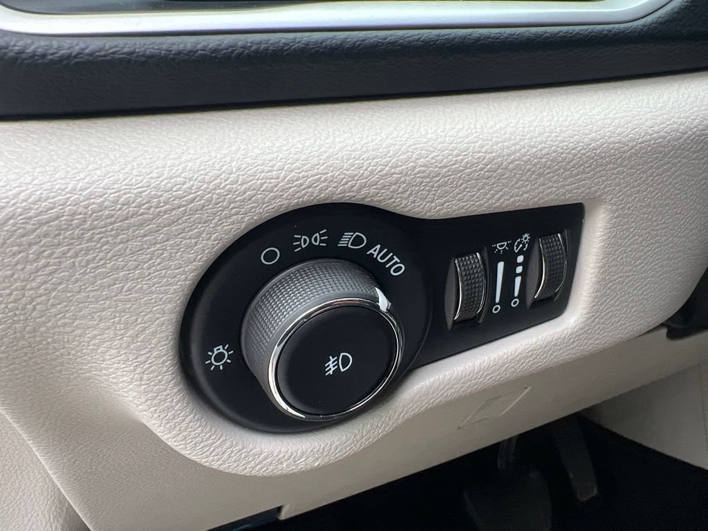 Used 2023 Chrysler Pacifica Touring-L FWD image 40
