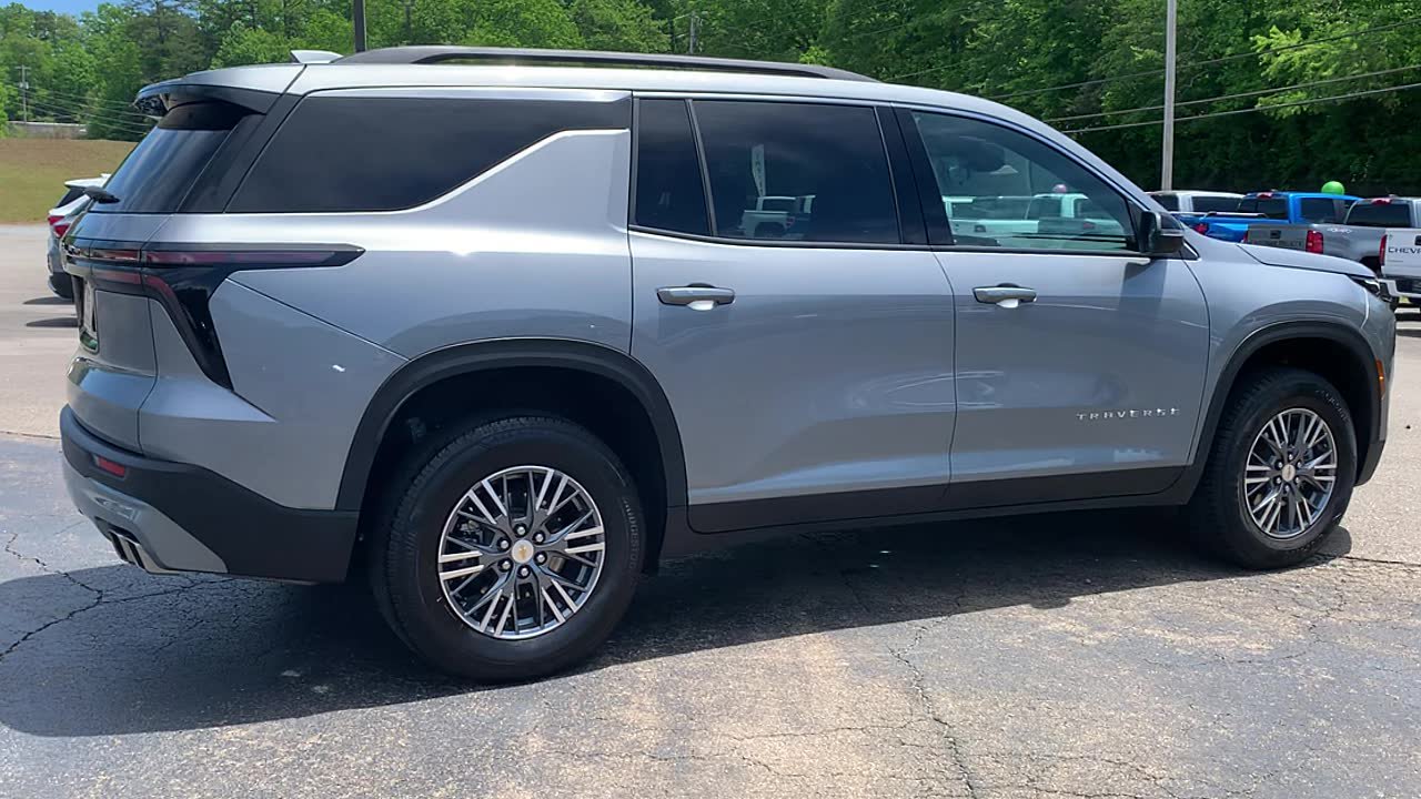 Used 2025 Chevrolet Traverse LT FWD image 7