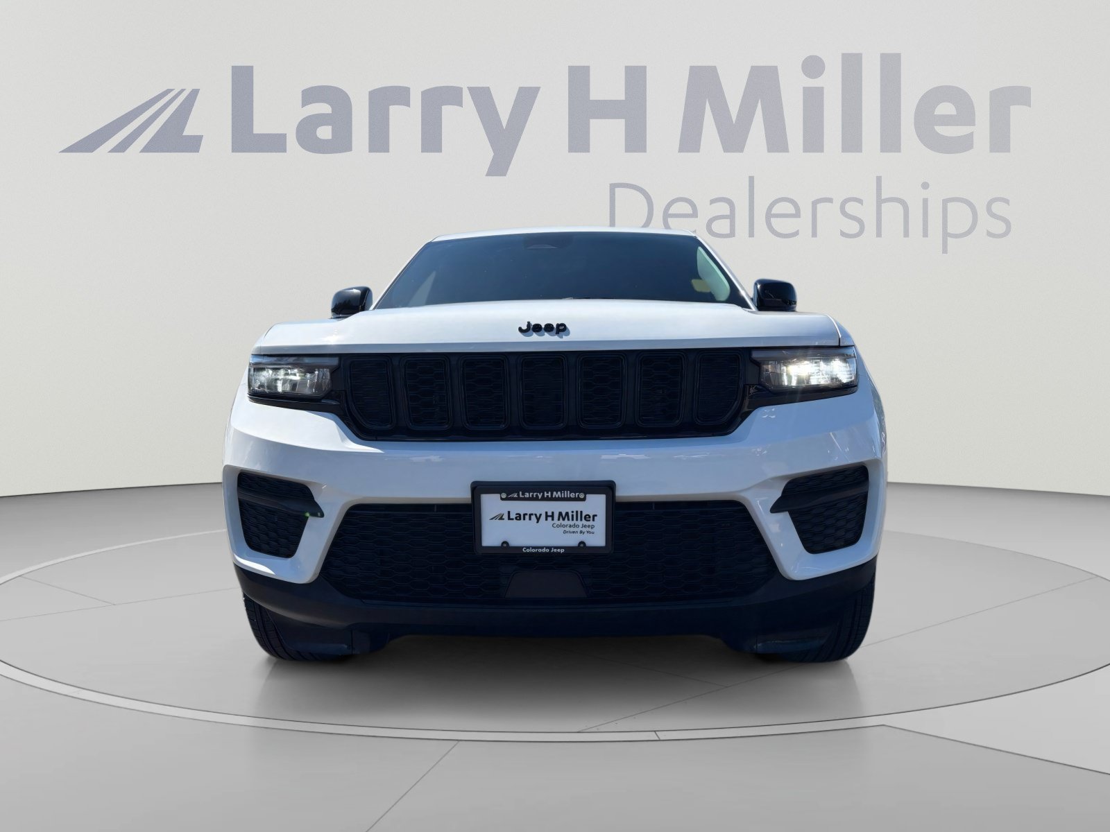 Used 2025 Jeep Grand Cherokee Altitude AWD/4WD image 8