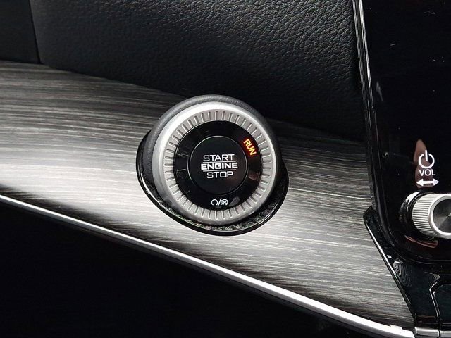 Certified 2024 Jeep Wagoneer L Series II w/ Flexible Seating Group image 31