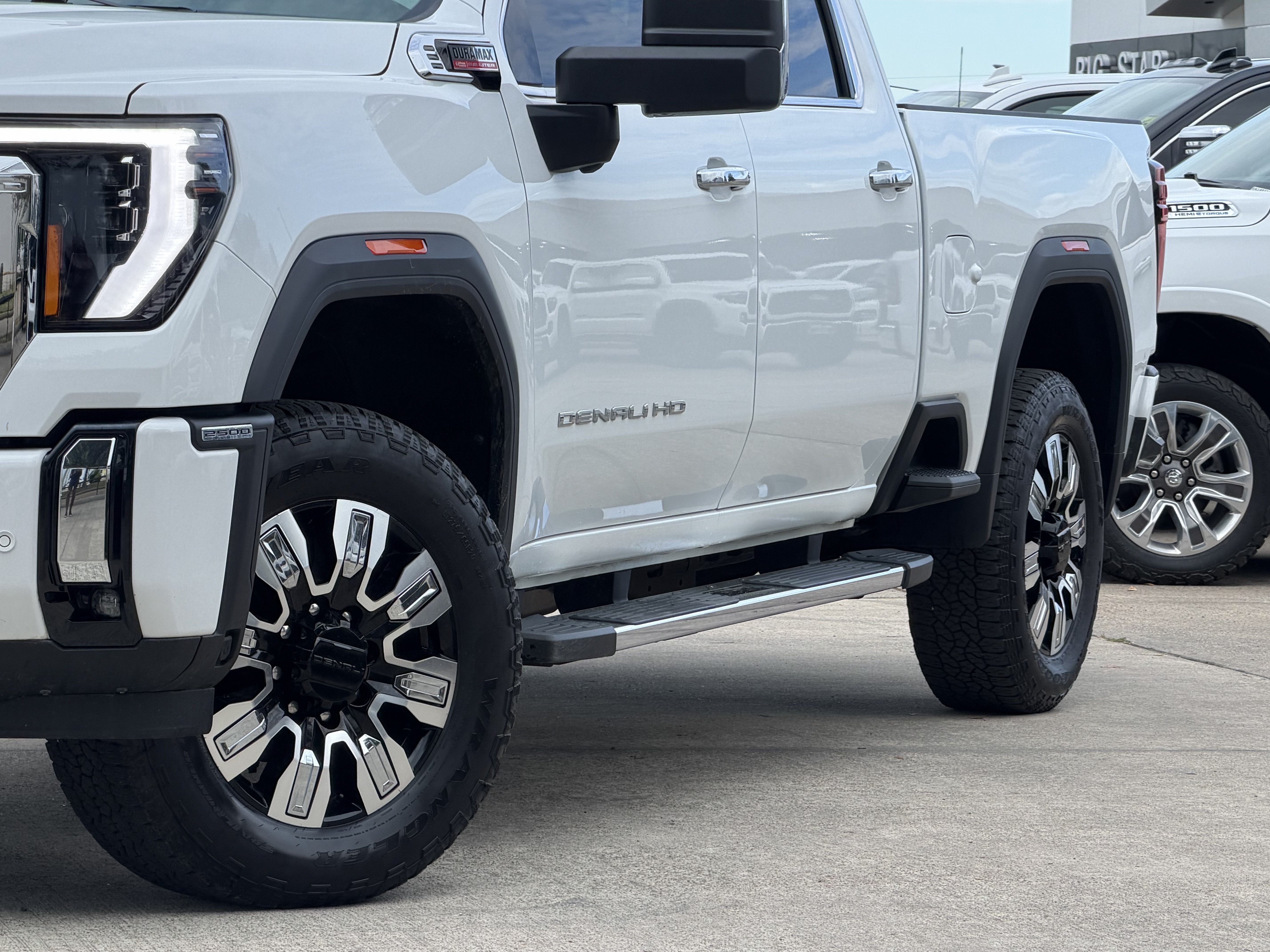 Used 2025 GMC Sierra 2500 Denali AWD/4WD image 3