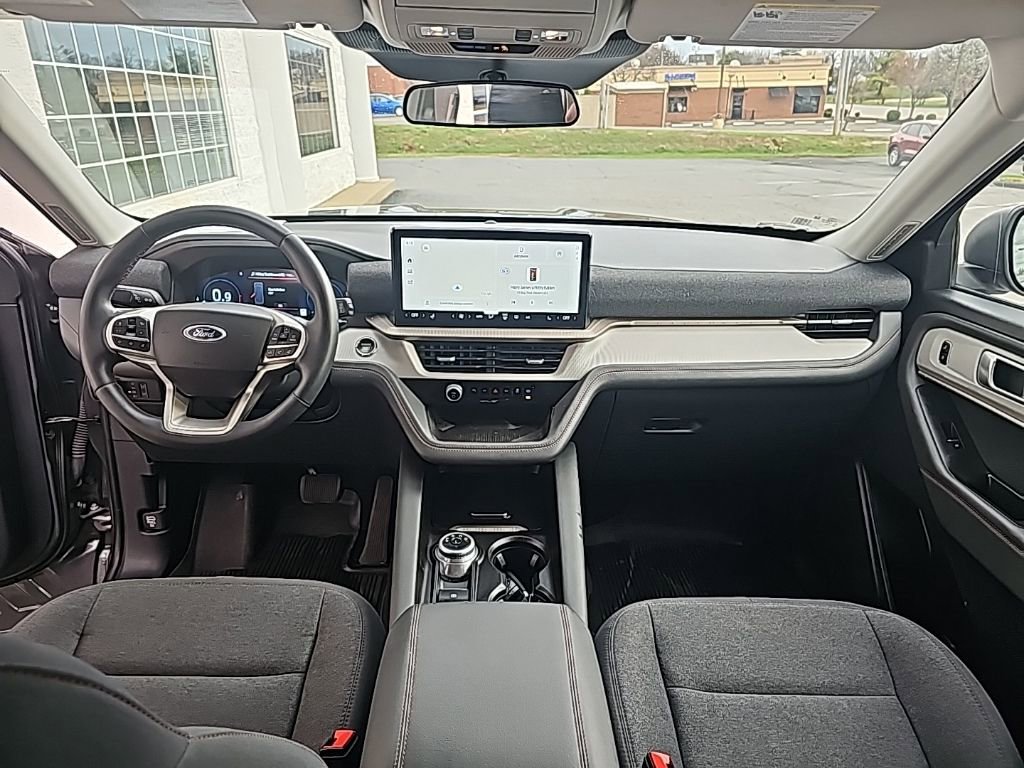 Used 2025 Ford Explorer Active AWD/4WD image 12