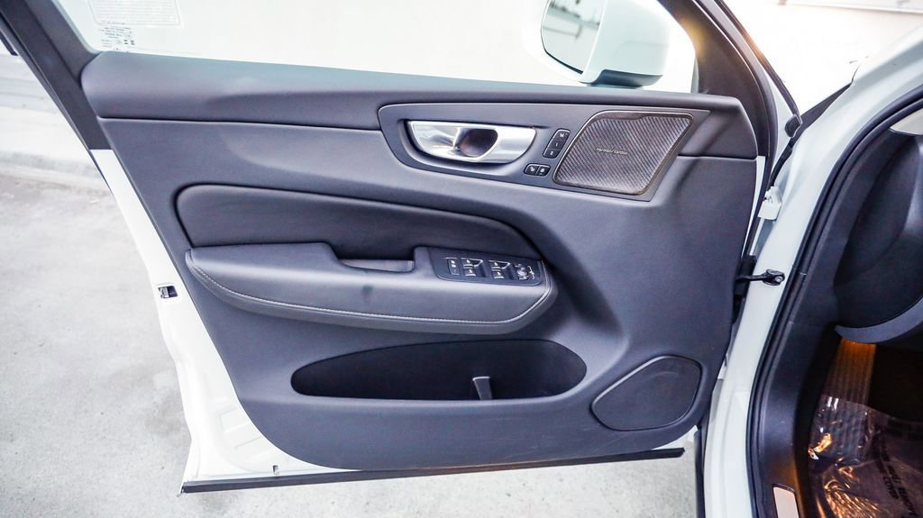 Used 2023 Volvo XC60 T8 Ultimate w/ Climate Package image 23