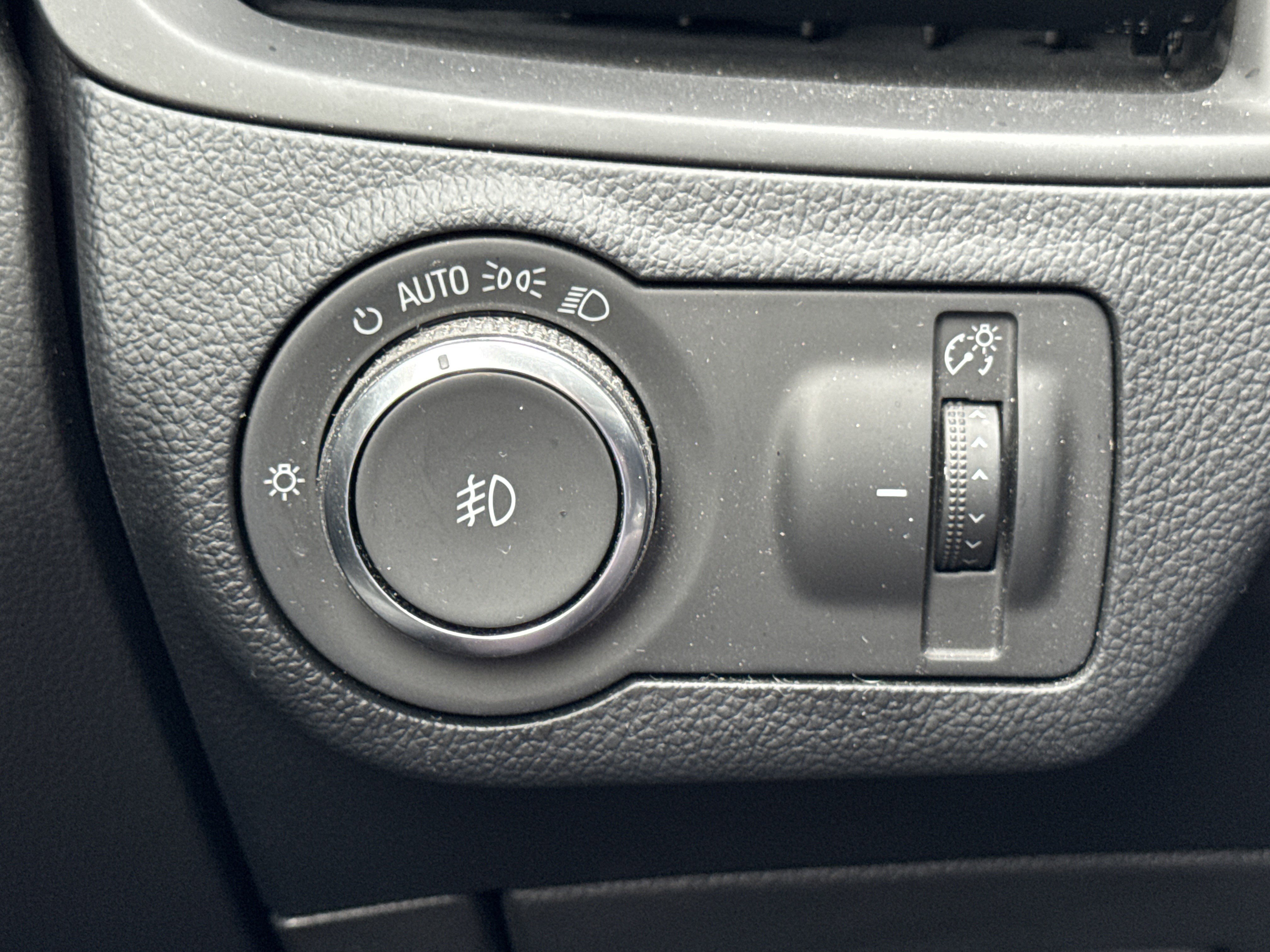 Used 2020 Buick Envision Essence image 23