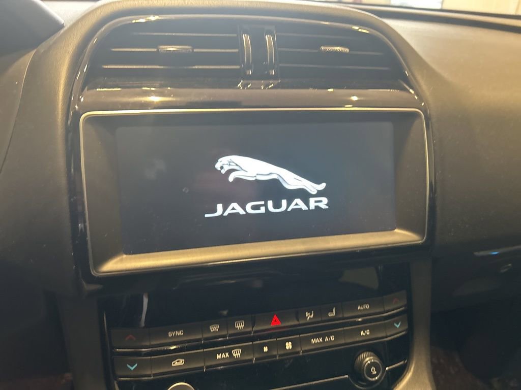 Used 2020 Jaguar F-PACE Premium image 8