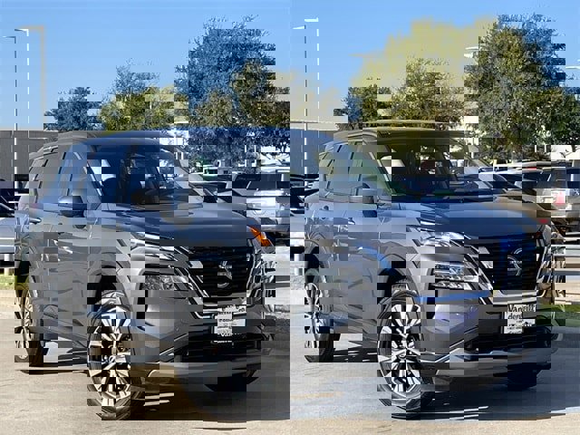 Used 2023 Nissan Rogue SV image 2