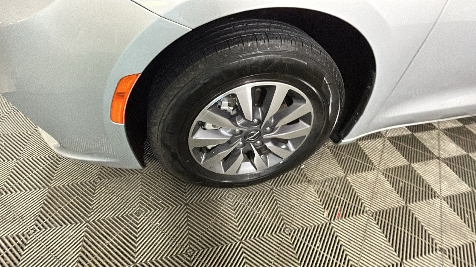 Used 2024 Chrysler Pacifica Limited FWD image 10