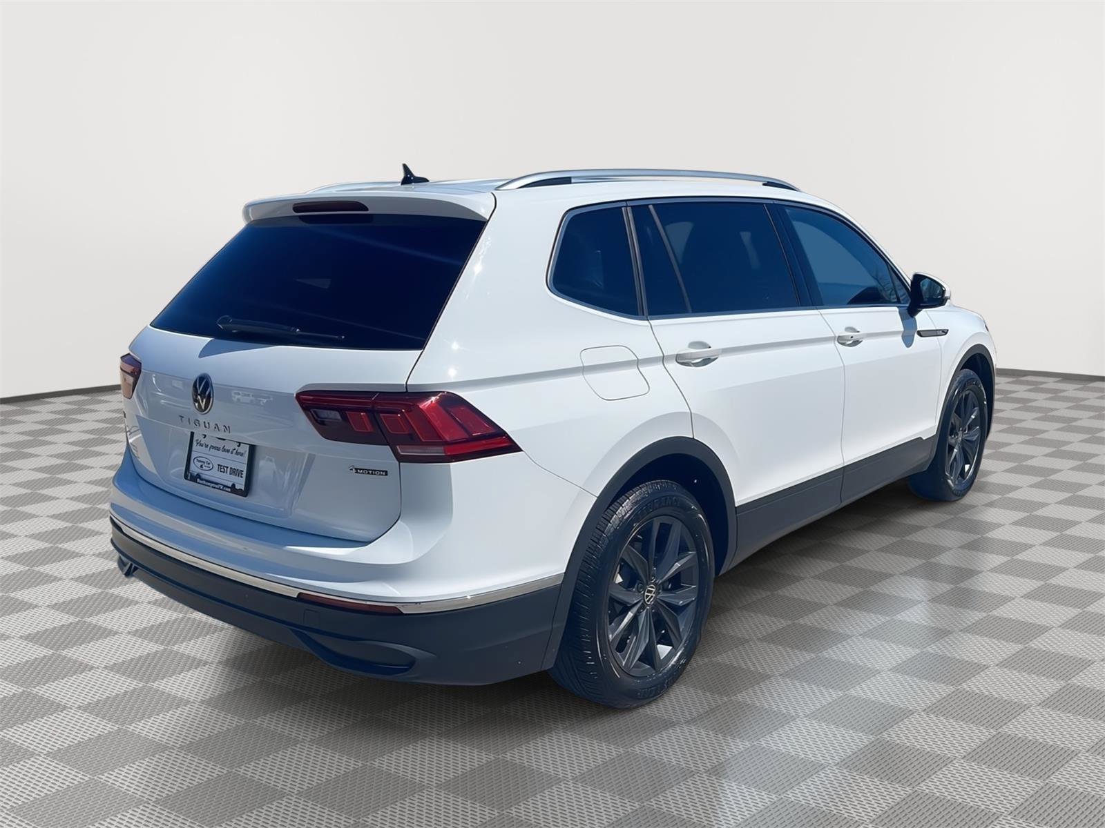 Used 2024 Volkswagen Tiguan SE w/ Panoramic Sunroof Package AWD/4WD image 5